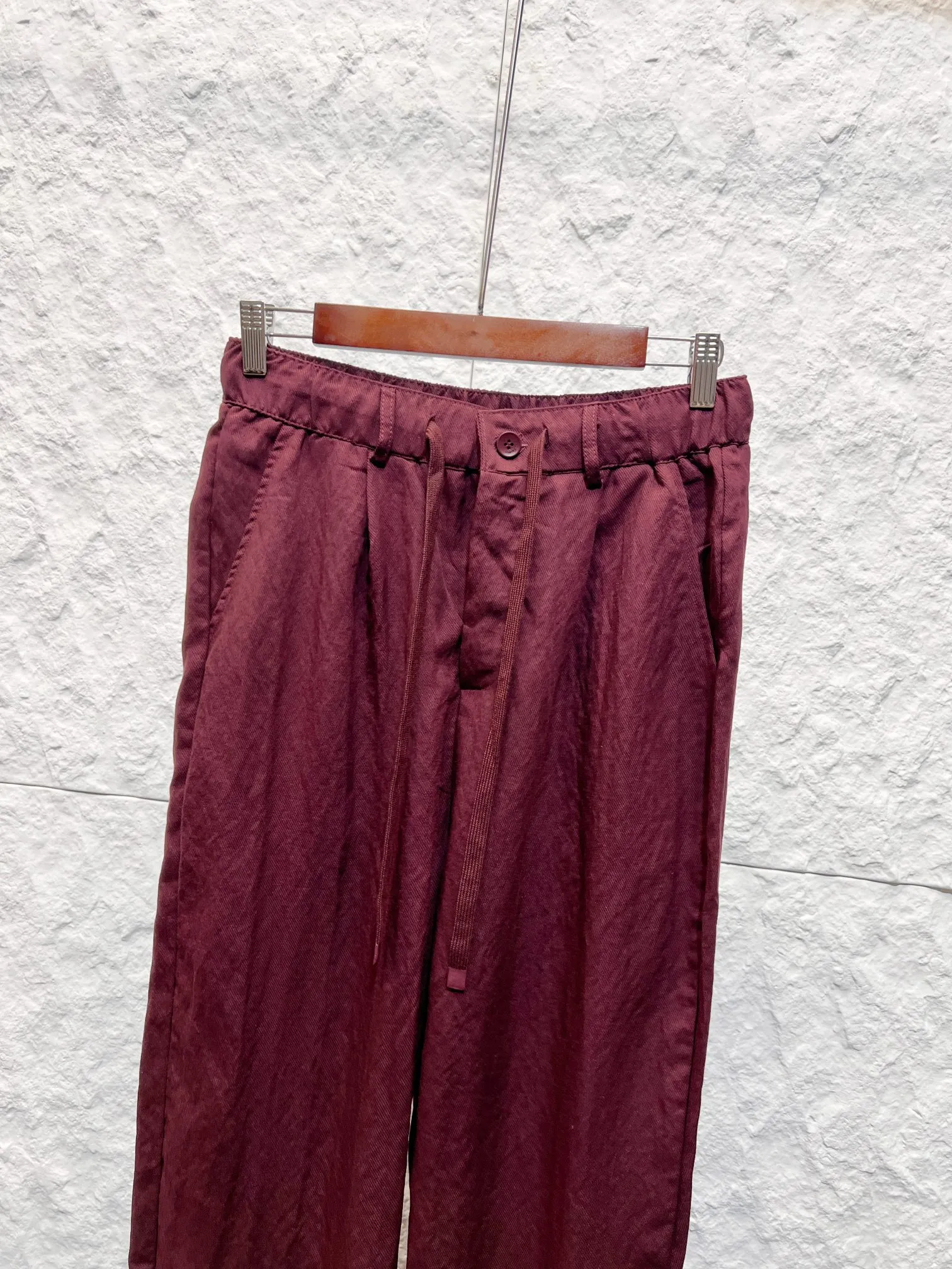 LP Loro Piana (in stock for a long time) Waistband: front button placket + drawstring design, full elastic waistband at the back, elastic waistband at the half (solid front and elastic waistband at the back), fully sewn trouser loops, pockets: front slip pockets; rear patch pockets, back pockets equipped with Genuine Leather metallic leather patch (leather label hardware) linen and cotton blend casual trousers with semi-elastic elasticated waist, drawstring button closure, Genuine Leather metallic logo on the back pockets, loose draped fit. Linen-cotton blended Tencel stone-washed pre-shrunk fabric, front button placket with webbing drawstring, trousers waistband with front and back semi-elastic waistbands, and trousers; front slip pockets, back patch pockets with Genuine Leather metal leather tags, double-threaded topstitching at the pockets; loose straight wide-leg version, double-fold flat hems, all double-thread overlock seams. Color: White Black Wine Red Sizes: M-3XL (worry-free after-sales service)
